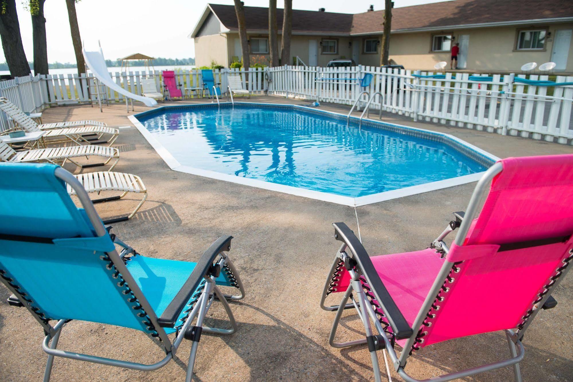 Au Doc Motel Repentigny Buitenkant foto