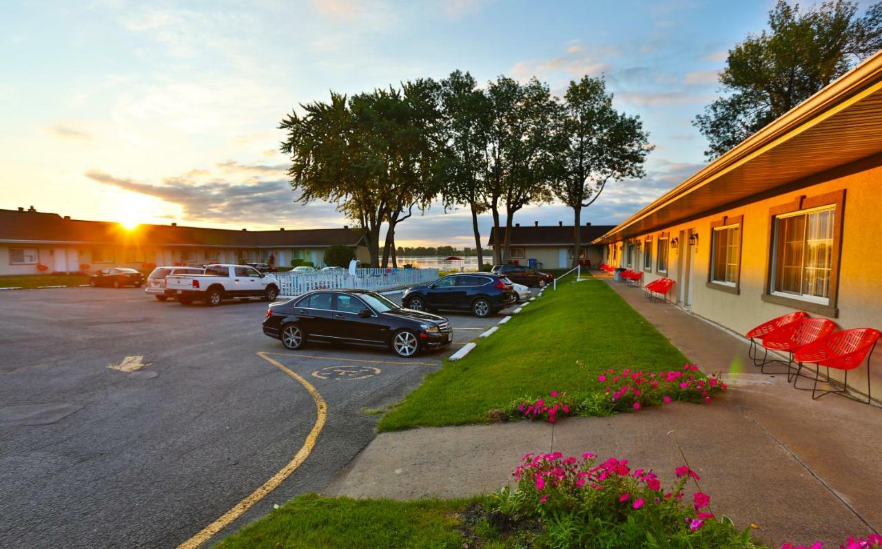 Au Doc Motel Repentigny Buitenkant foto
